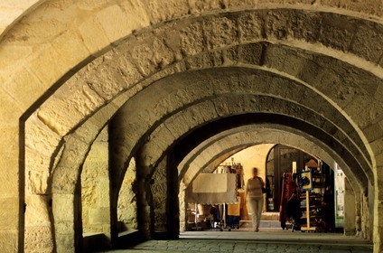 France, Gard (30), Nîmes, les arcades d'une place de la vieille ville