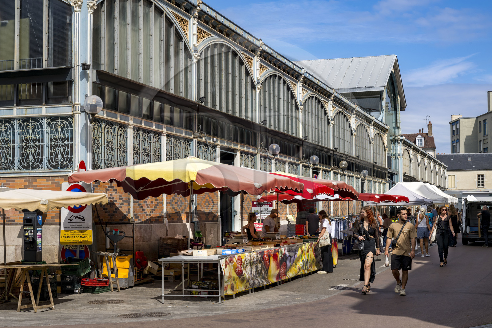 France, Côte-d'Or (21), Dijon, zone classée Patrimoine Mondial de l'UNESCO, les halles centrales, marché couvert
