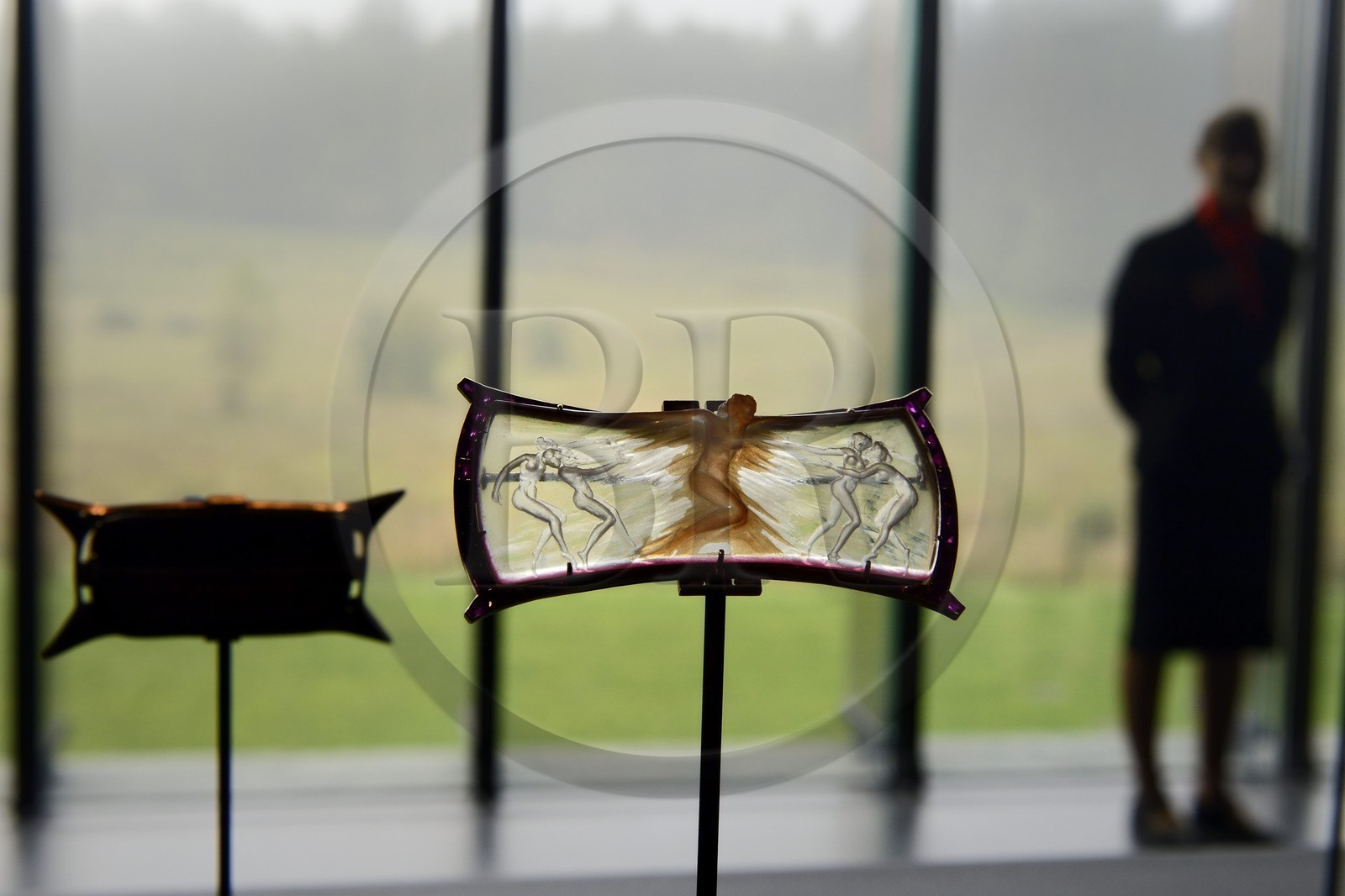 France, Bas-Rhin (67), Wingen-sur-Moder, le musée Lalique, bijou créé par René Lalique, broche La Nymphe Rose vers 1906-1908, en verre, or, rubis et émail