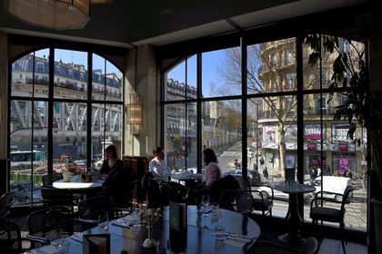 France, Paris (75), Quartier de Barbès, la Brasserie Barbès, le premier étage qui donne sur la station de metro Barbes