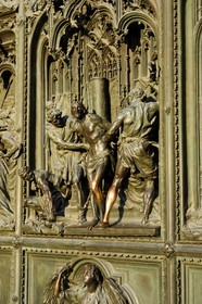 Italie, Lombardie, Milan, le Duomo dans le centre historique, cathédrale de style gothique flamboyant, portail central, porte en bronze qui évoque L’histoire de la vie de Marie (dessins de Ludovico Pogliaghi)