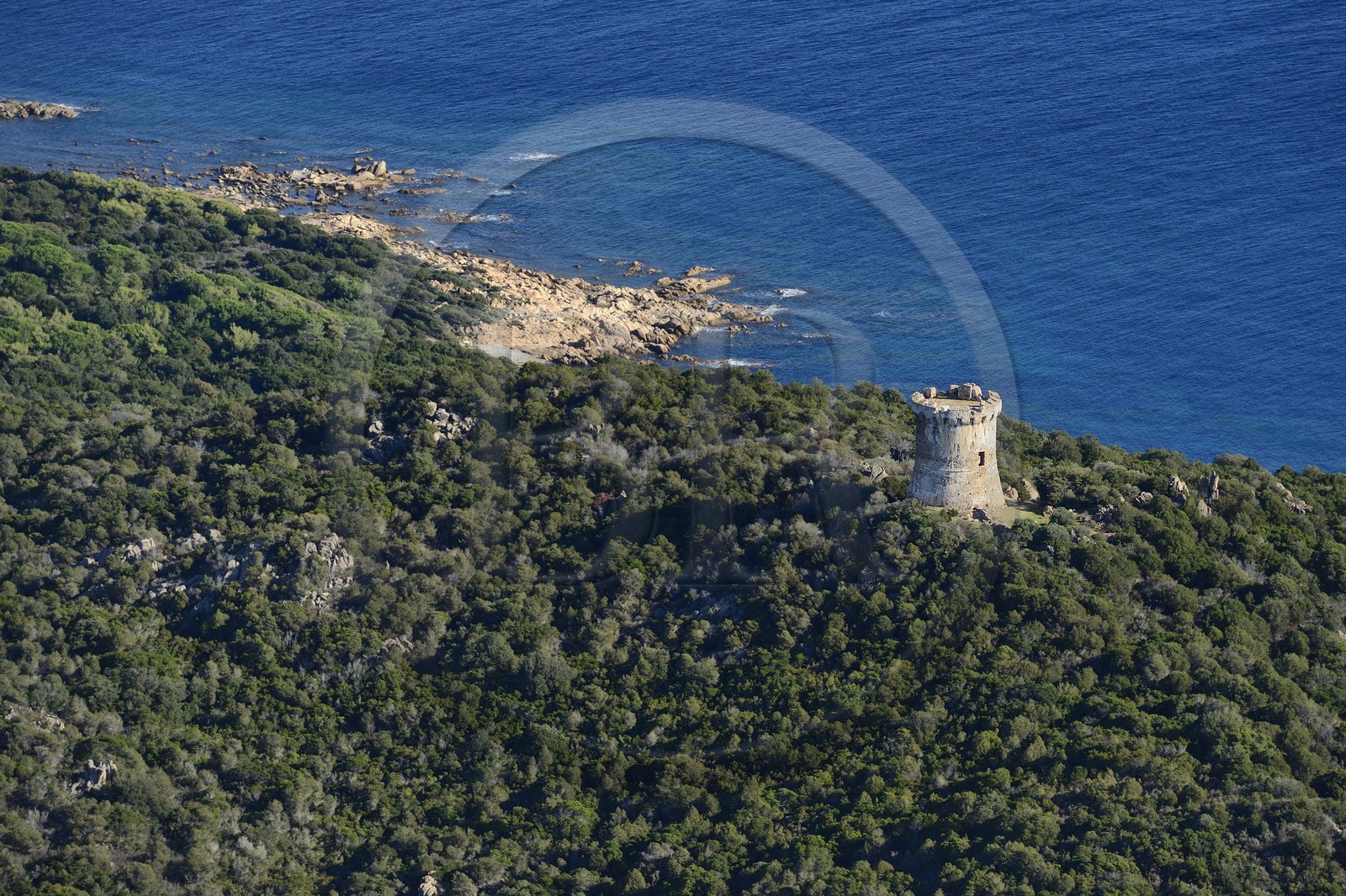 France, Corse-du-Sud (2A), Coti-Chiavari, Tour génoise de Capu Neru (Capo Nero) (vue aérienne)