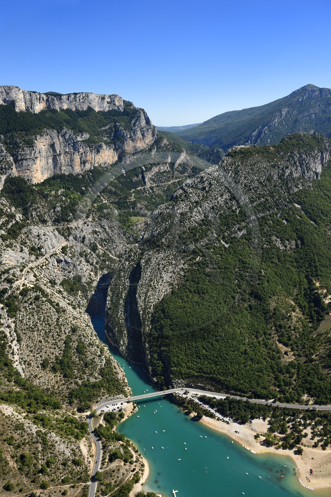 Var (83) rive gauche et Alpes-de-Haute-Provence (04) rive droite, Parc Naturel Régional du Verdon, les Gorges du Verdon débouchant sur le lac de Sainte Croix, pont du Galetas (vue aérienne)