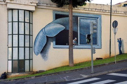 Portugal, Ile de Madère, Funchal, peinture murale La queue de la baleine de Marcos Milewski