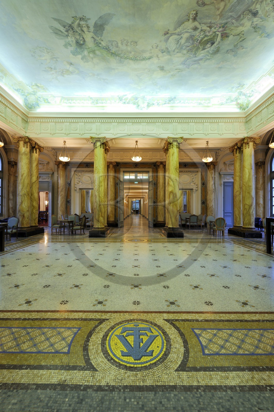 France, Vosges (88), Station thermale de Vittel, le hall du Grand Hôtel propriété du Club Mediterranée