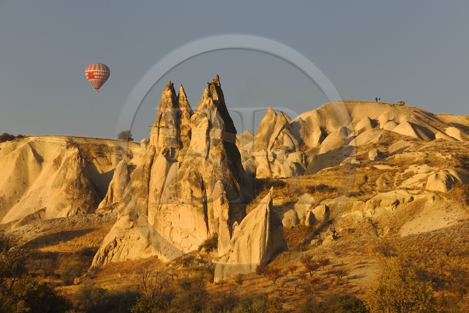 Turquie, Anatolie Centrale, province de Nevsehir, Cappadoce classée Patrimoine Mondial de l'UNESCO, survol en montgolfière de paysages d'érosion et cheminées de fées aux environs d'Uçhisar et de Göreme