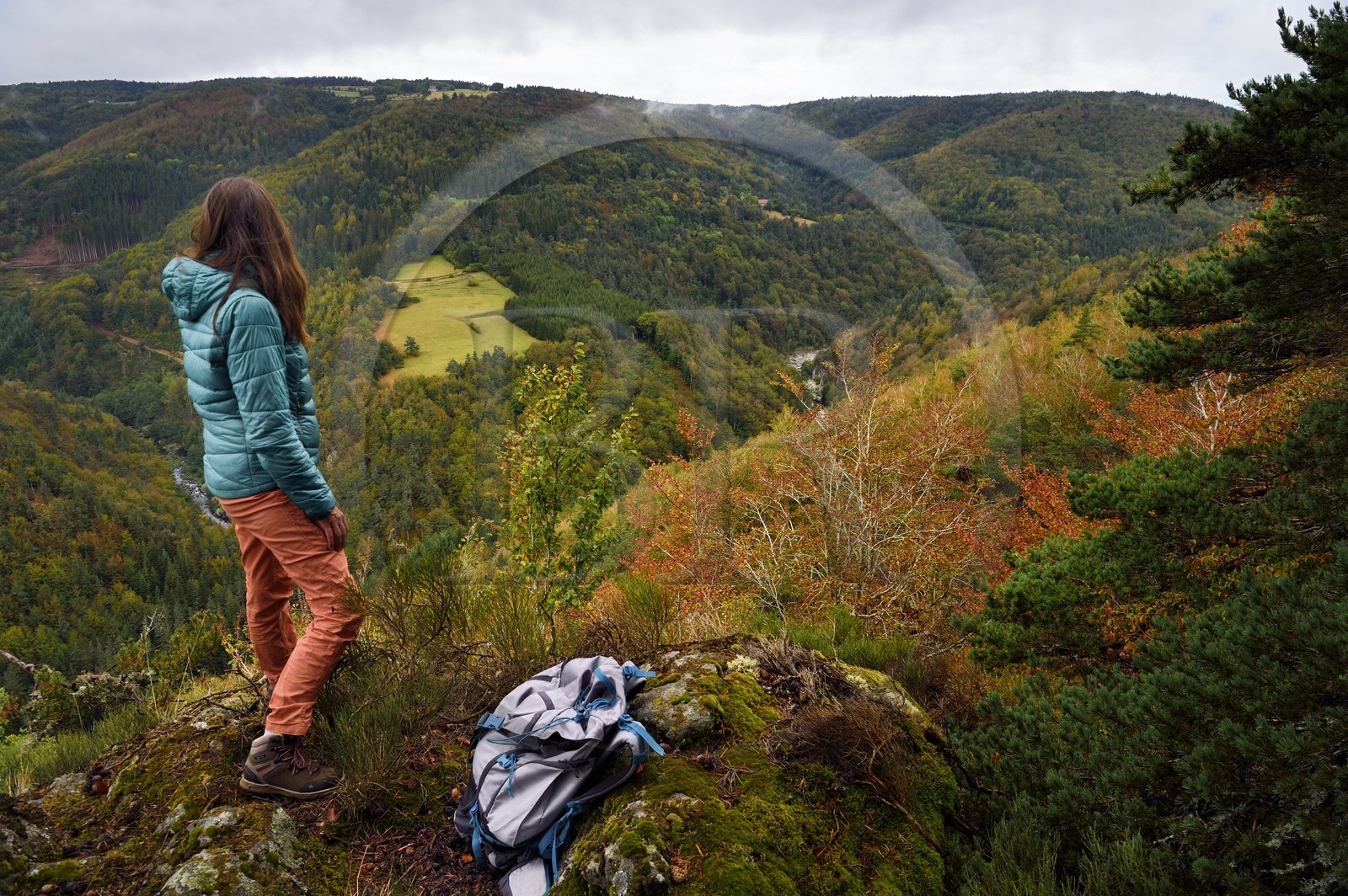 France, Ardèche (07), parc naturel régional des Monts d'Ardèche, massif du Mézenc, forêt de Lac-d'Issarlès, belvédère de Rang Goutier au sommet de Montchamp, randonneuse au point de vue panoramique sur la vallée de la Loire