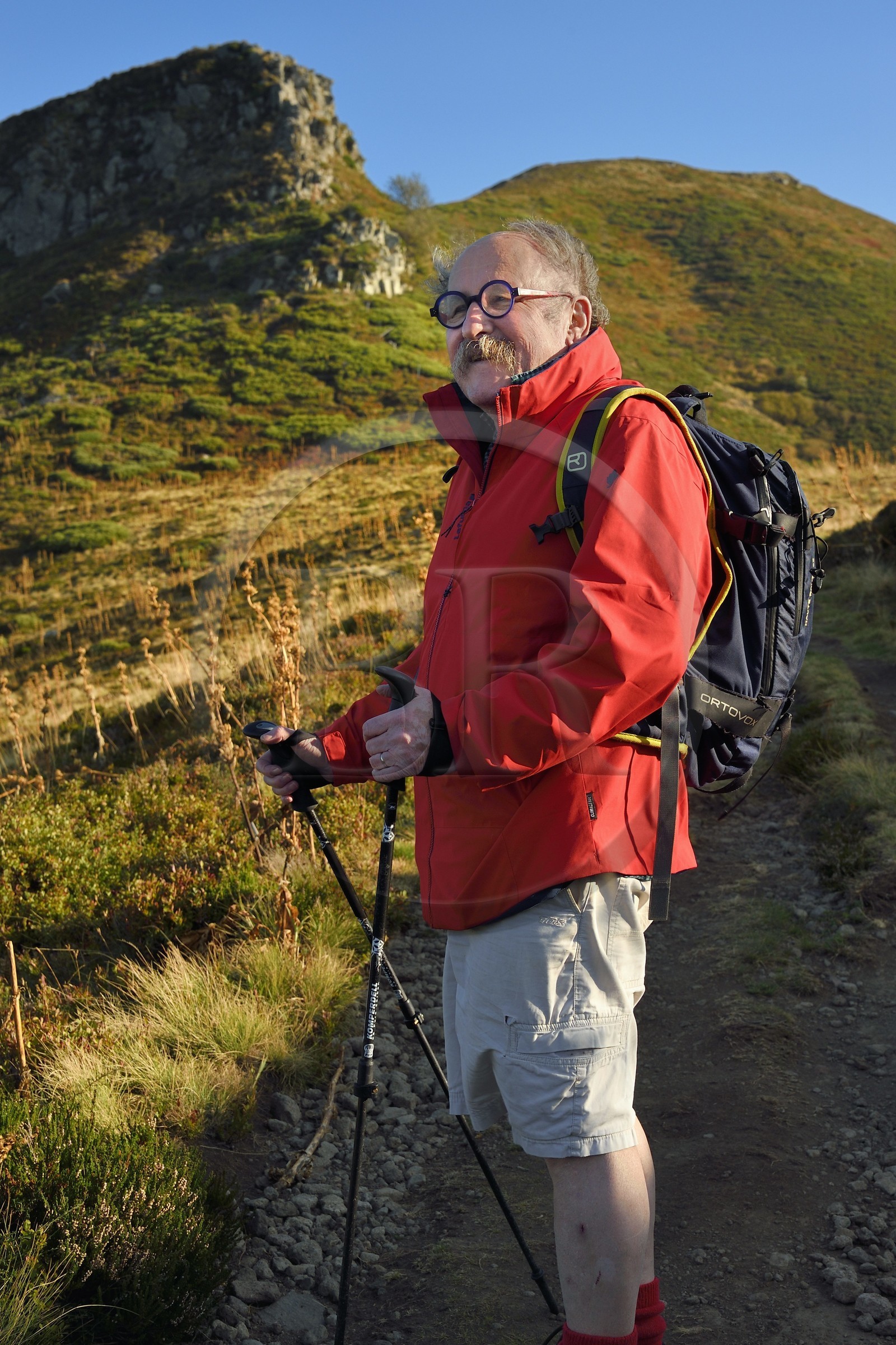 France, Cantal (15), Parc Naturel Régional des Volcans d'Auvergne, Le Lioran, col de Rombière, Bernard Quinsat qui a imaginé dans les années 2000 la Via Arverna sur le chemin de Saint-Jacques de Compostelle et fondateur de la maison d’édition de guides Chamina, le col de Cabre et le Puy Bataillouse en arrière plan