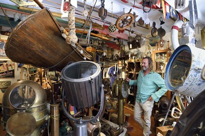 France, Var (83), Saint-Tropez, place de l'Ormeau, magasin d'antiquités marines La Vieille Mer, Walter Wolkowicz antiquaire de Marine