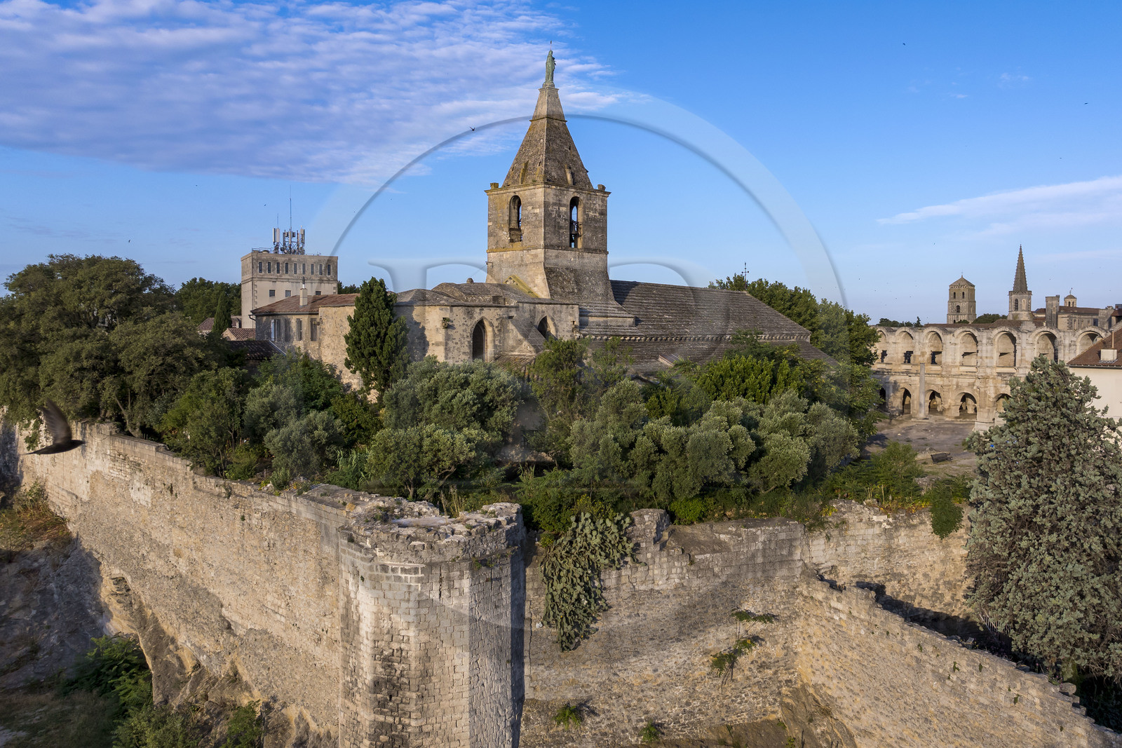 France, Bouches-du-Rhône (13), Arles, les remparts classés Patrimoine Mondial de l'UNESCO, vestiges des murs d'enceinte de l'ancien castrum de la colonie romaine d'Arelate datant du Ier siècle et l'église Notre-Dame-de-la-Major (vue aérienne)