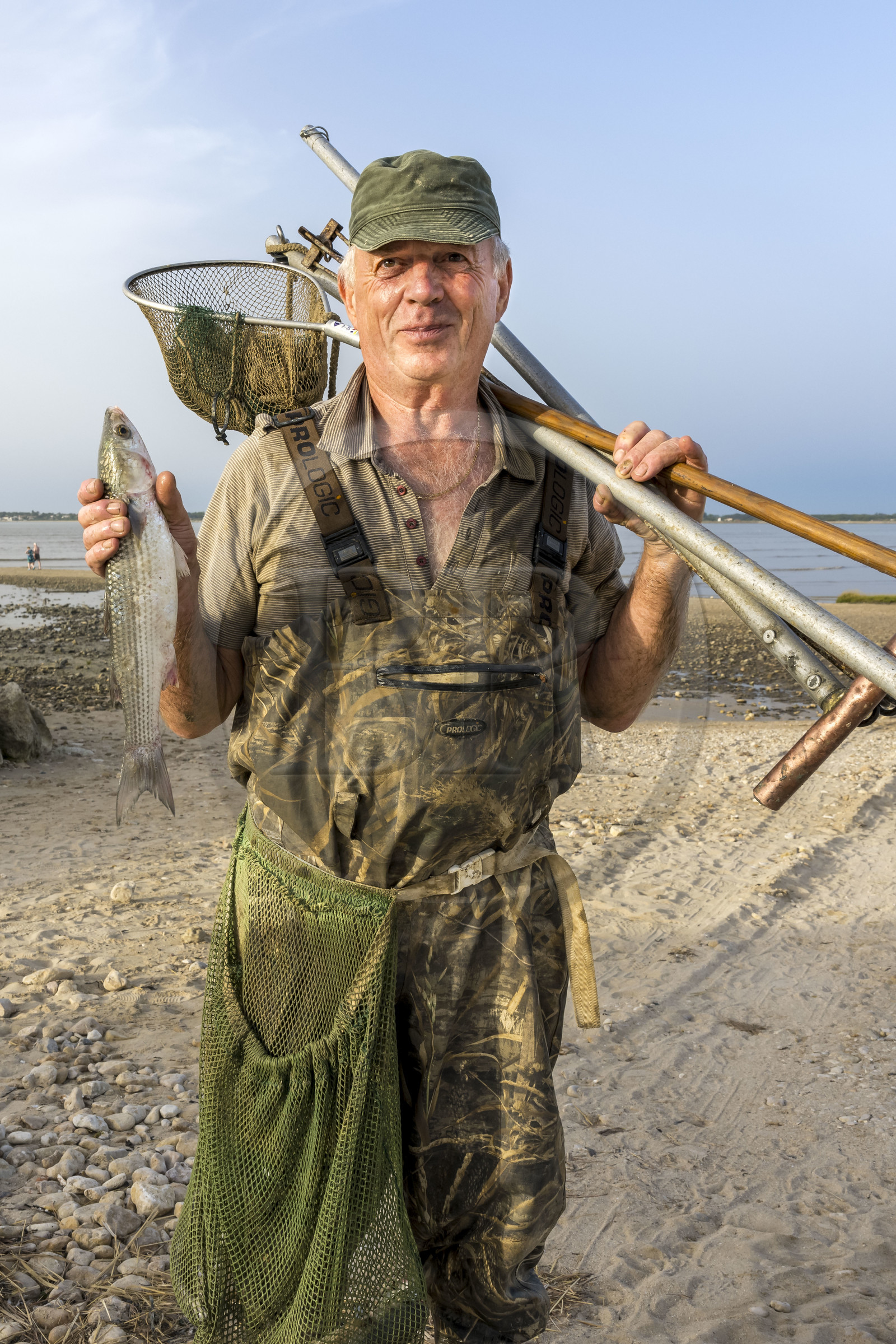 France, Charente-Maritime (17), Port-des-Barques, Daniel Dupuis pêcheur au carrelet ayant pris un mulet (poisson)