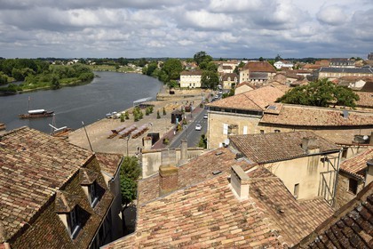 France, Dordogne (24), Périgord Pourpre, Bergerac, vue sur les rives de la Dordogne et les toits de la vieille ville