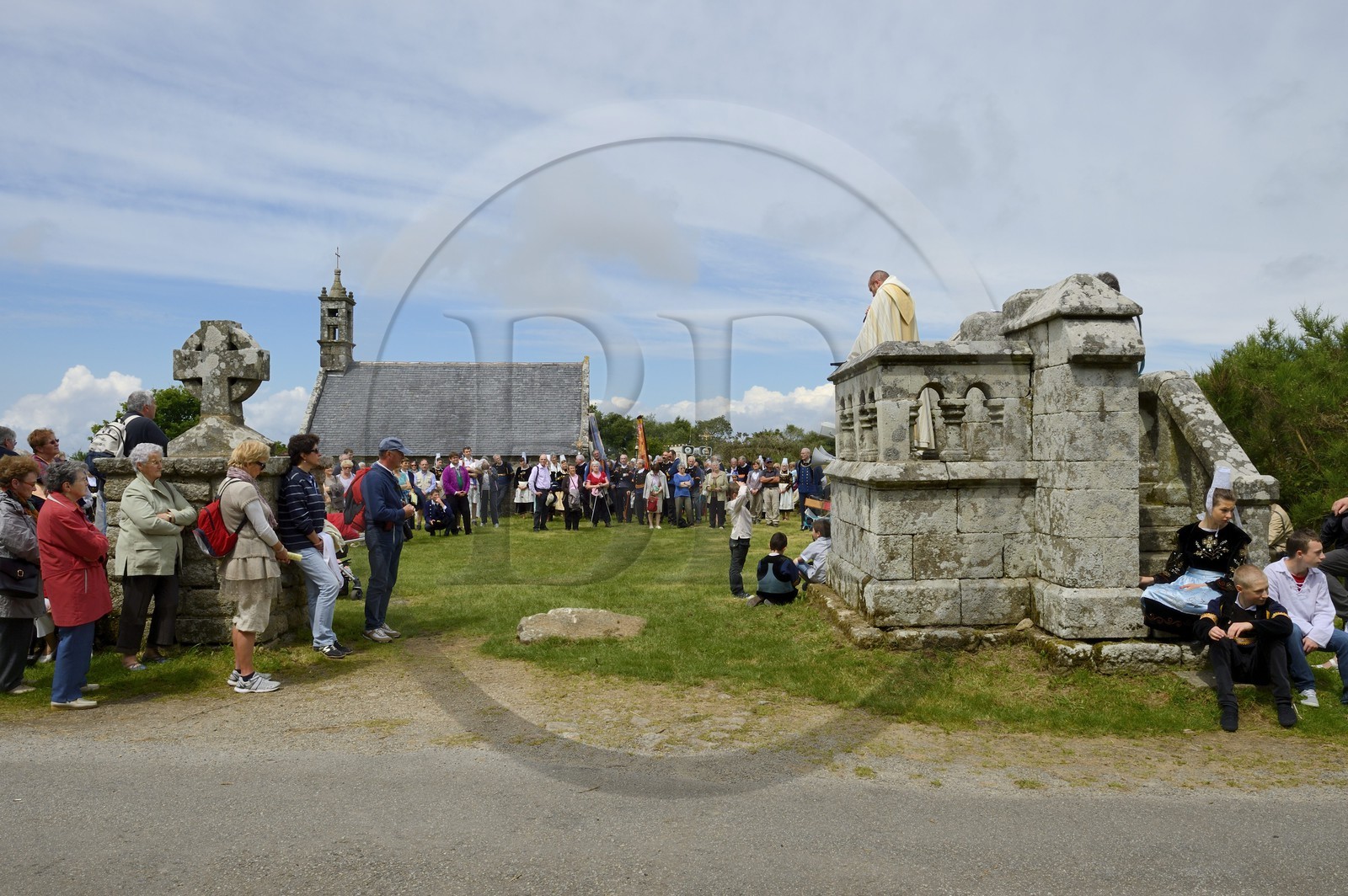 France, Finistère (29), Locronan, la procession de la Troménie arrive à la chapelle ti ar sonj au sommet de la montagne Saint-Ronan, Plas ar c'horn (le lieu de la corne) est le lieu de la 10ème et principale station, la chaire à prêcher date de 1887