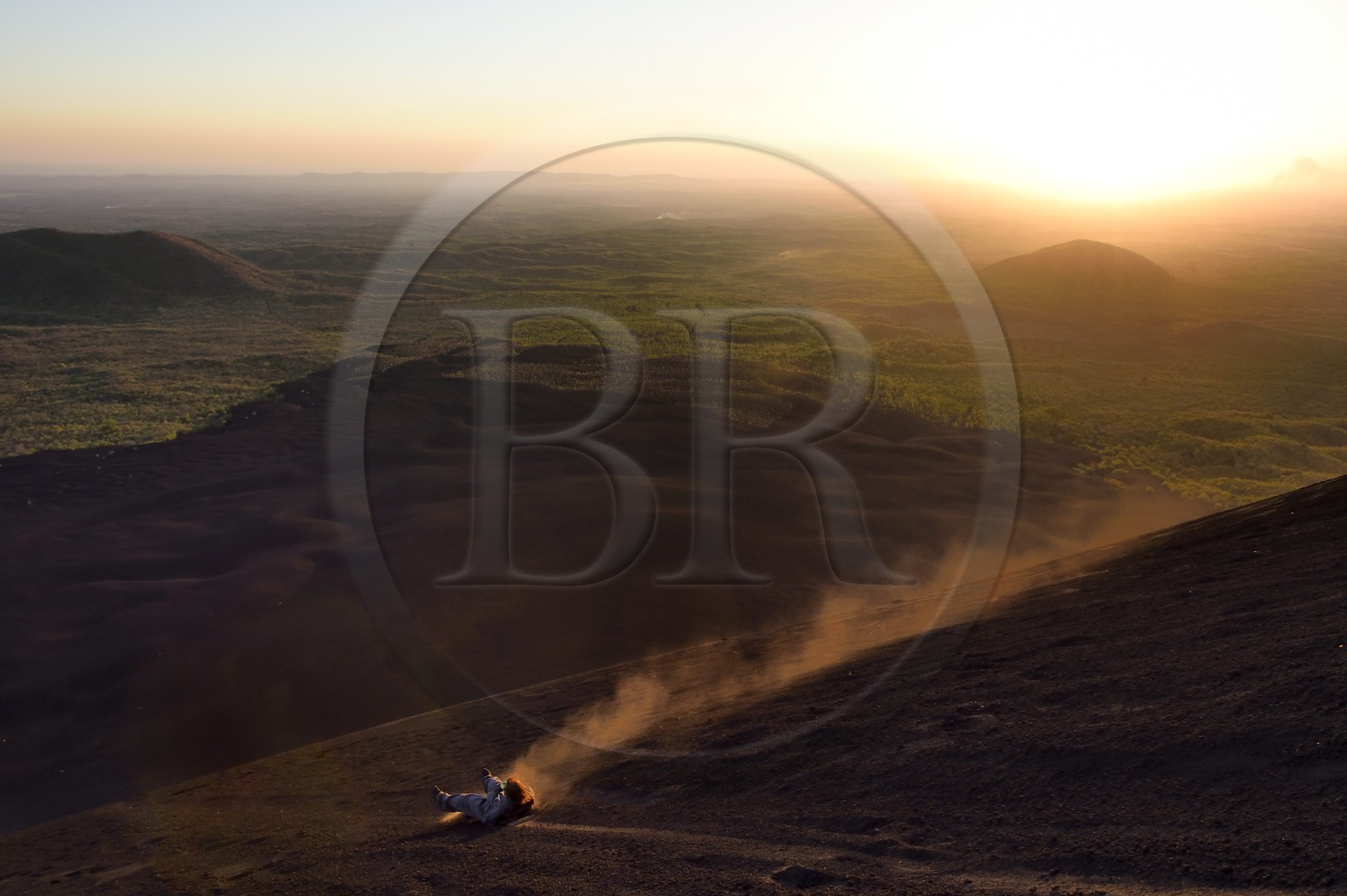 Nicaragua, région de Leon, Volcan Cerro Negro dans la cordillère des Maribios (ou Marrabios), Volcano surfing également connu comme ash boarding dans les cendres du volcan
