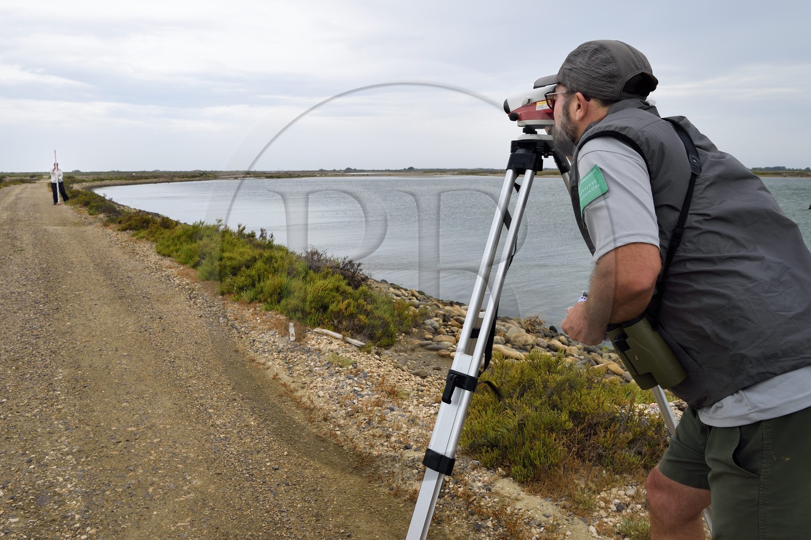 France, Bouches-du-Rhône (13), Parc naturel régional de Camargue, l’étang du Vaisseau et Vieux Rhone, relevés topographiques réalisés par les employés de la réserve
