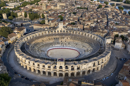 France, Bouches-du-Rhône (13), Arles, les Arènes, amphithéatre romain construit vers 80-90 apr. J.-C., classé Patrimoine Mondial de l'UNESCO, au coeur de la vieille ville (vue aérienne)