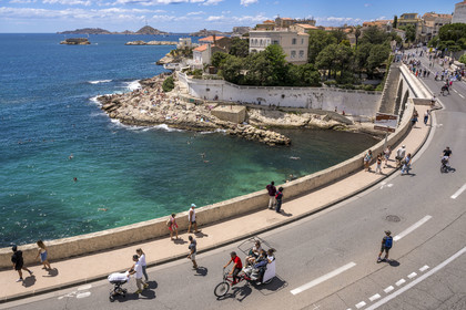 France, Bouches-du-Rhône (13), Marseille, quartier d'Endoume, la plage de roches blanches du Petit Nice allant de l'anse de la Fausse-monnaie à l'anse de Maldormé, le petit fort de l'Ile Degaby et l'Archipel des îles du Frioul avec le Chateau d'If (à droite) en arrière plan, la Corniche du Président John Fitzgerald Kennedy piétonne un dimanche par mois au premier plan