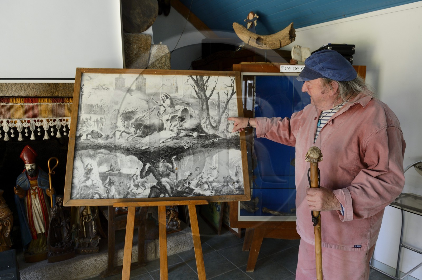 France, Finistère (29), parc naturel régional d'Armorique, Monts d'Arrée, Brennilis, Claude Le Lann présente l'Ankou (le passeur des âmes emblématique de la mythologie bretonne) à l'Auberge Le Youdig