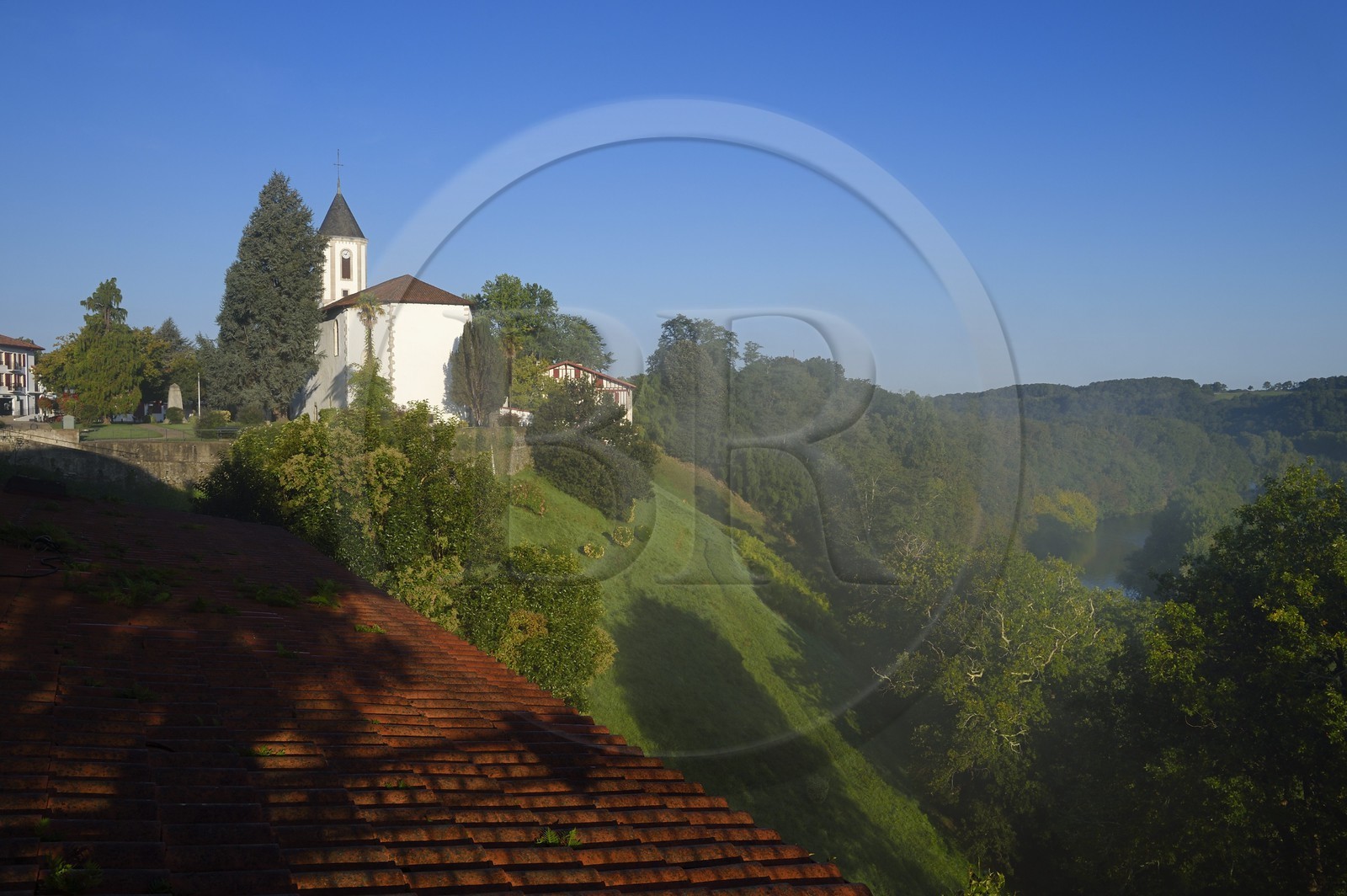 France, Pyrénées-Atlantiques (64), Pays-Basque, Cambo-les-Bains, l'église Saint-Laurent du XVIIe siècle et la rivière Nive