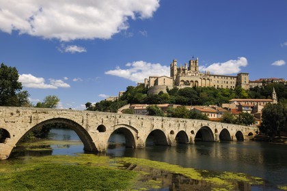 France, Hérault (34), Béziers, la cathédrale Saint Nazaire et le Pont-Vieux sur la rivière Orb