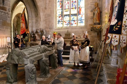 France, Finistère (29), Locronan, labellisé Les Plus Beaux Villages de France, femmes en costume traditionnel pendant la Troménie autours du cénotaphe de saint Ronan dans la chapelle du Péniti adjacente à l'église Saint Ronan