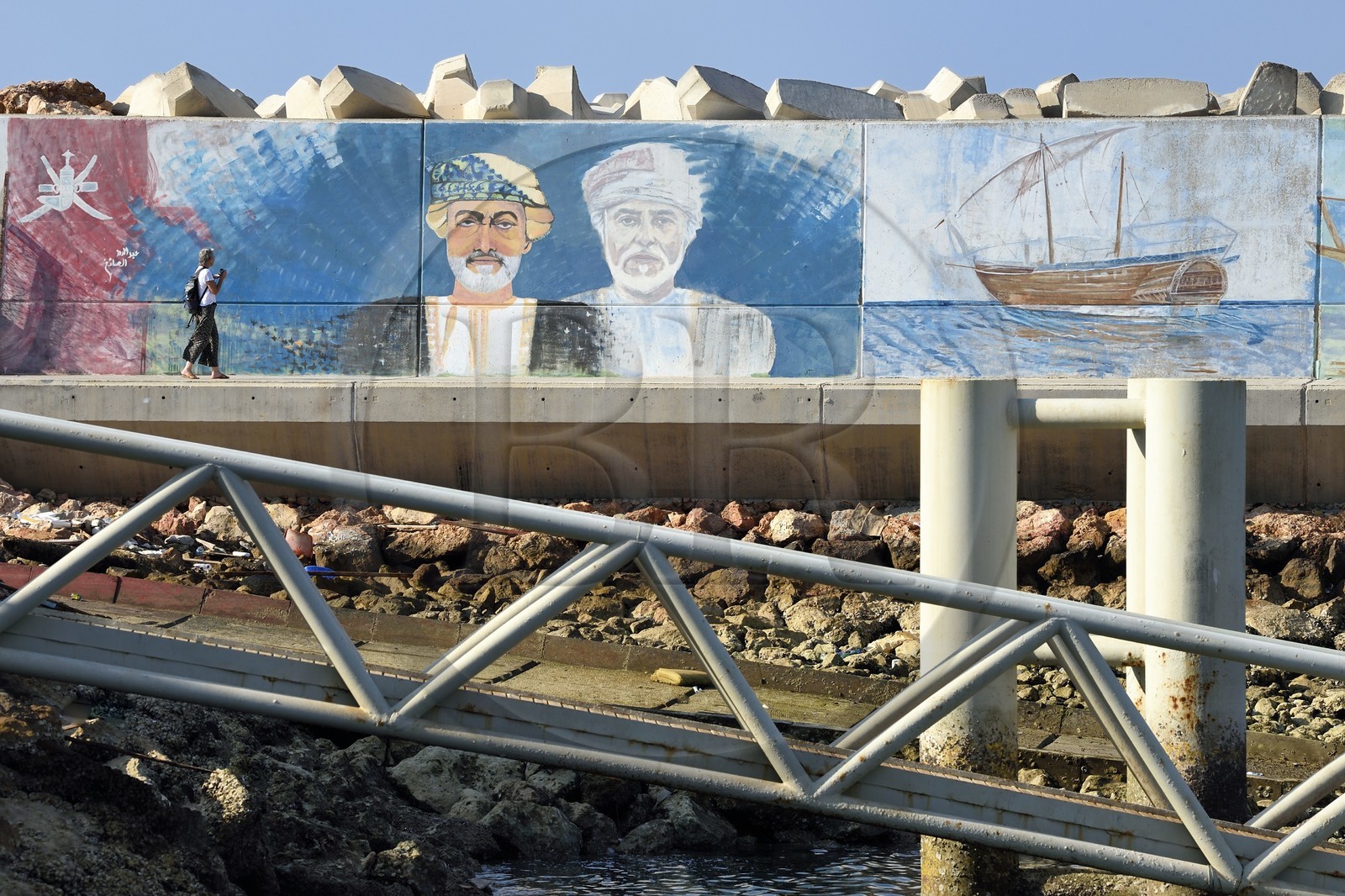 Sultanat d'Oman, gouvernorat de Ash Sharqiyah, port moderne de Sour, peinture murale représentant le sultan Haitham ben Tariq qui a succédé au sultan Qabus ibn Said (à droite)