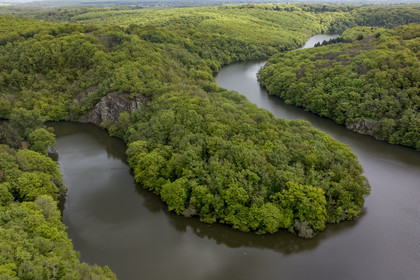 France, Vendée (85), Mervent, les boucles de la rivière La Mère dans la forêt de Mervent (vue aérienne)
