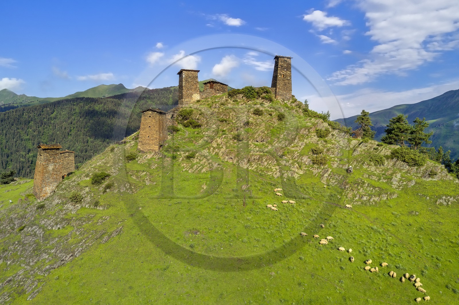 Géorgie, Kakheti, region de Touchétie, Omalo, la forteresse de Keselo à Zemo (haut) Omalo a servi de refuge aux habitants en temps de guerre, tours fortifiées médiévales (vue aérienne)
