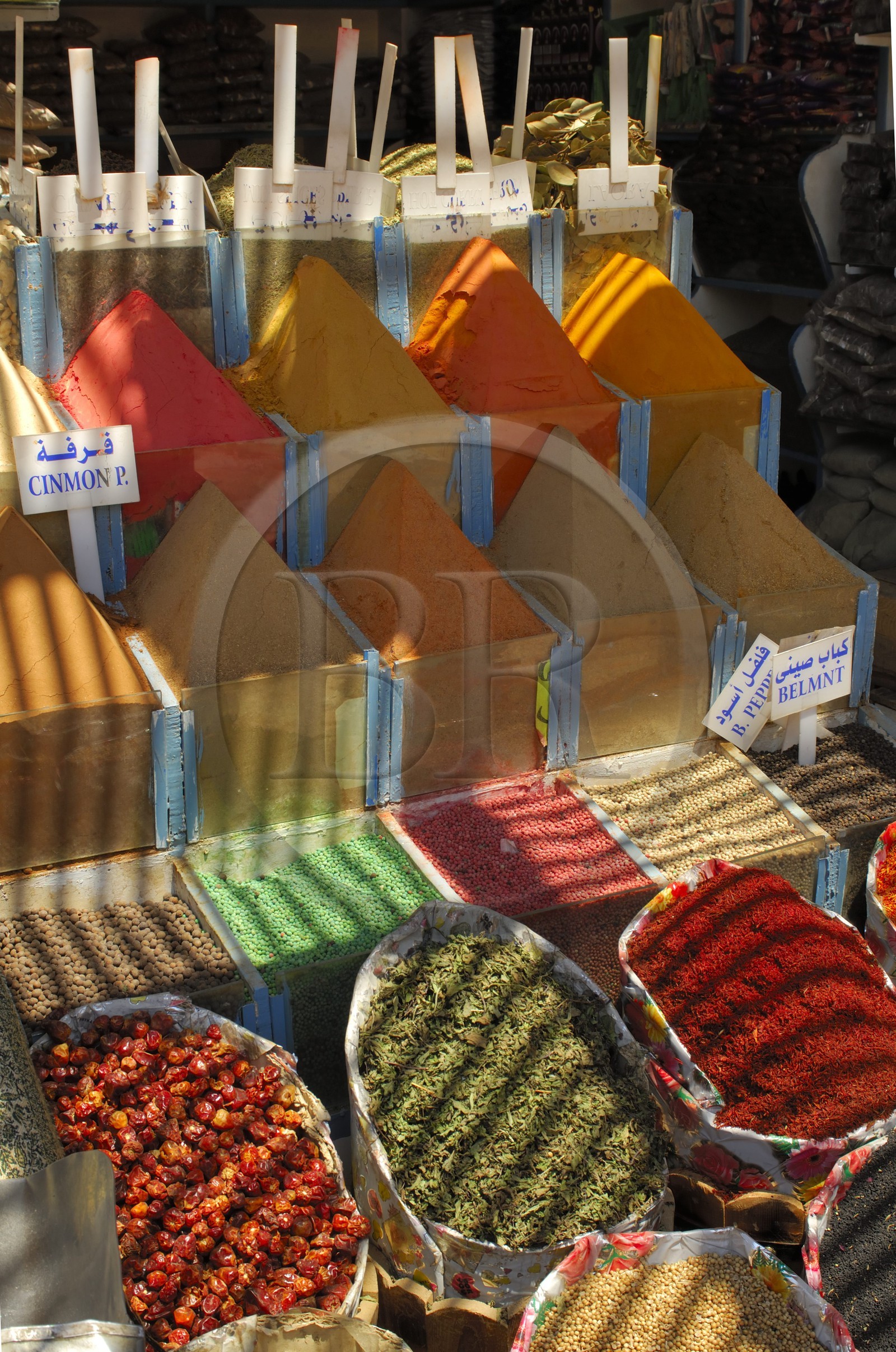 Egypte, Haute Egypte, Nubie, vallée du Nil, Assouan, le souk, étal d'épices