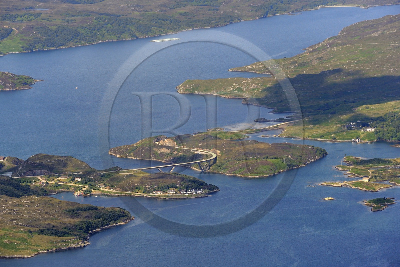 Royaume-Uni, Ecosse, Highland, Sutherland, village et pont de Kylesku situé là où le Loch Glencoul et Loch Gleann Dubh se rejoignent pour former un passage maritime qui relie la baie d'Eddrachillis (vue aérienne)