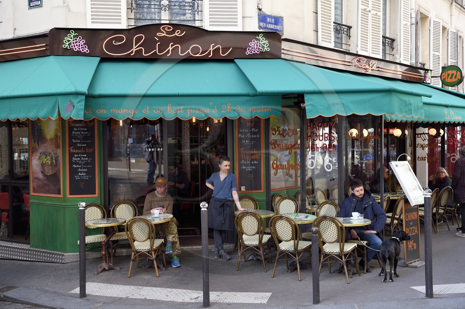 France, Paris (75), Montmartre, terrasse de Café rue des Abbesses