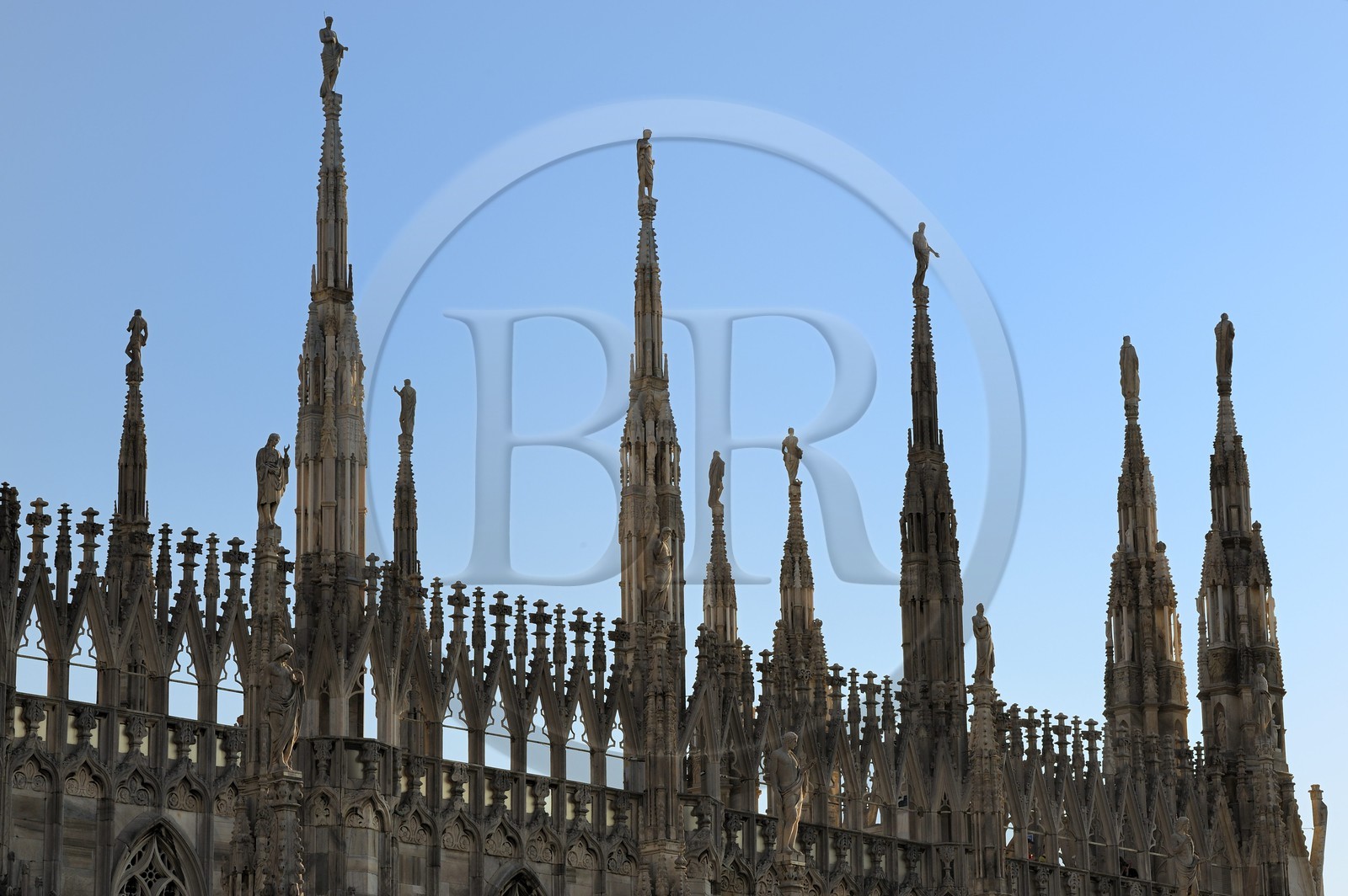 Italie, Lombardie, Milan, le Duomo dans le centre historique, cathédrale de style gothique flamboyant, les flèches surmontées de statues