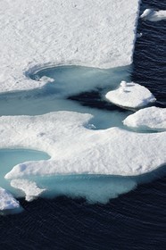 Groenland, cote Nord-Ouest, Smith sound au nord de la baie de Baffin, morceaux de glace de la banquise arctique en train de fondre