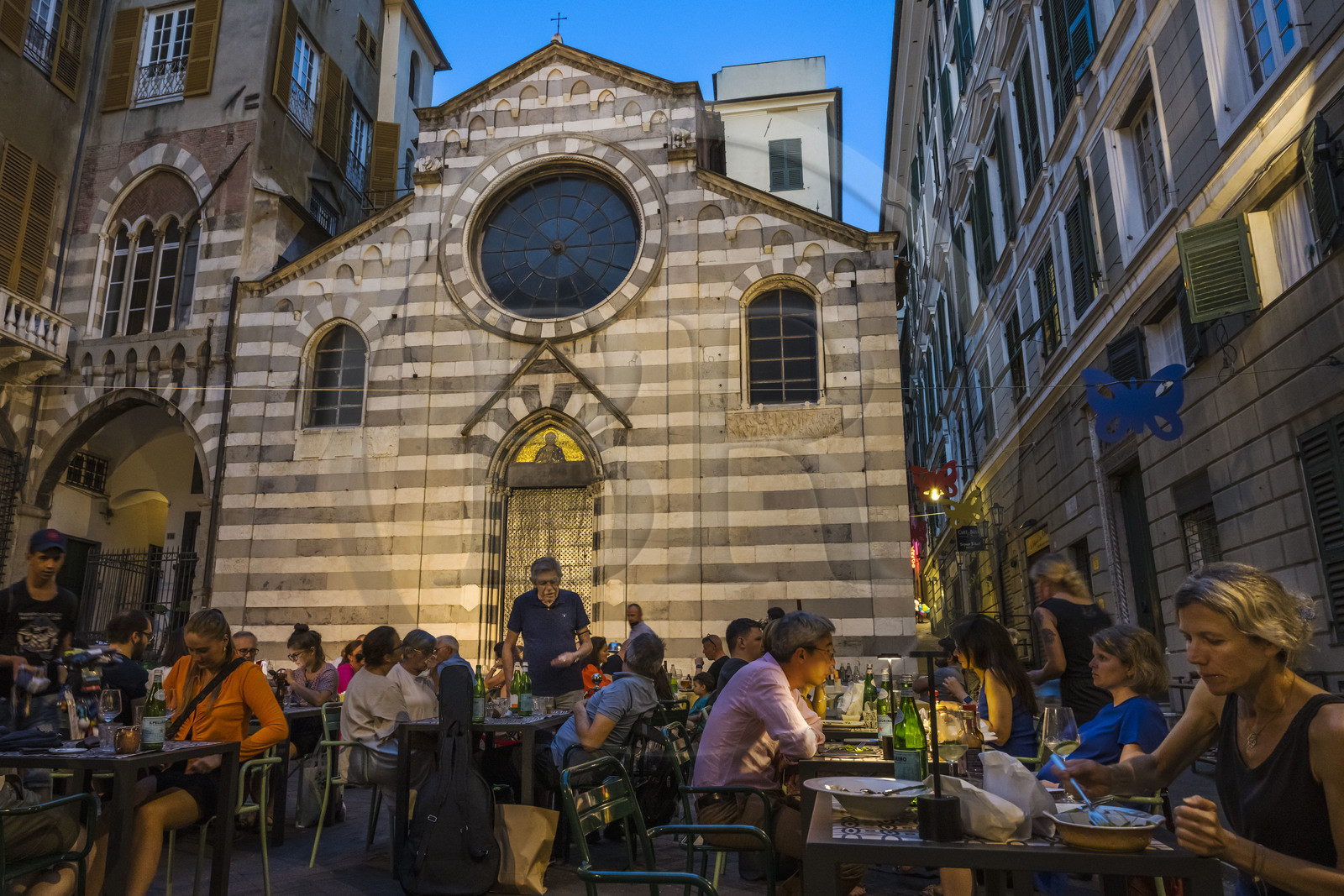 Italie, Ligurie, Gênes, ruelle du vieux centre historique, terrasse de restaurant sur la Piazza San Matteo