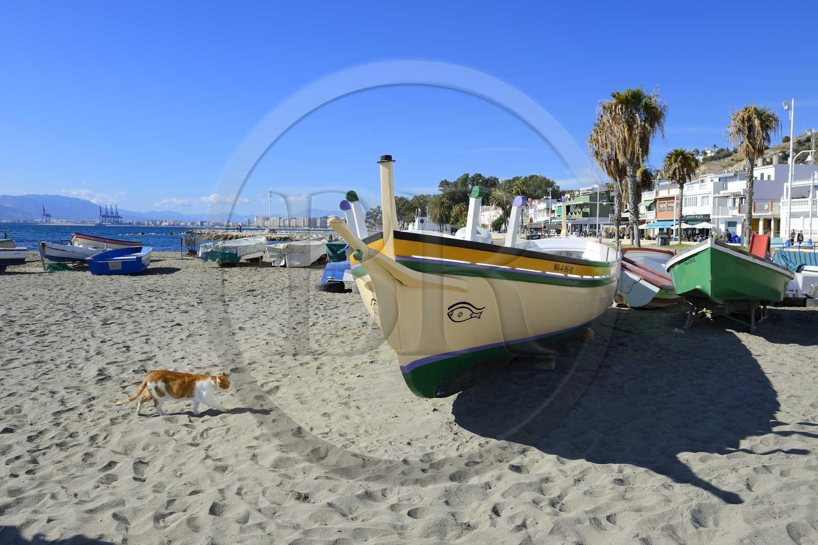 Espagne, Andalousie, Malaga, quartier des pêcheurs de Pedregalejo, barques de pêcheurs sur la plage
