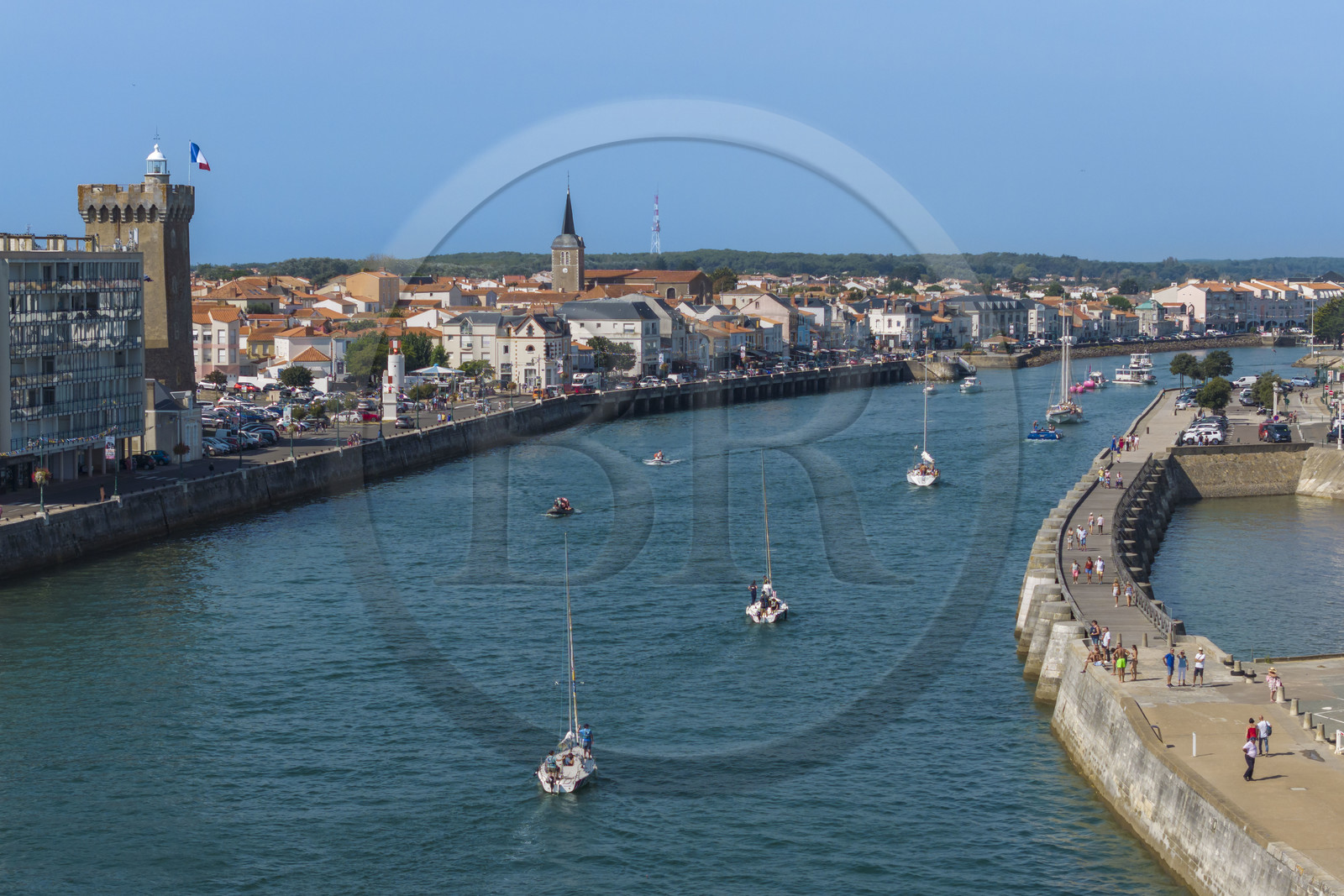 France, Vendée (85), Les-Sables-d'Olonne, bateaux dans le chenal d'accès aux ports, le quartier de La Chaume sur la gauche avec la Tour d'Arundel du XIVème siècle, ancien donjon reconverti en phare et musée de la mer (vue aérienne)