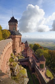 France, Bas-Rhin (67), Orschwiller, le chateau du Haut-Koenigsbourg et la plaine d'Alsace en arrière plan