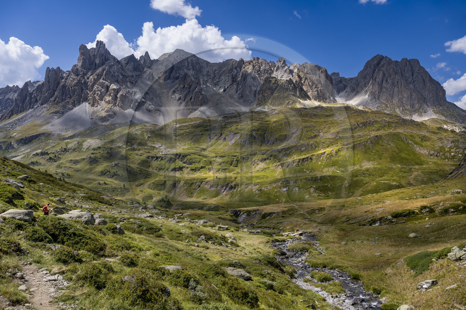 France, Hautes Alpes (05), le Briançonnais, Névache, randonneurs dans la haute vallée de la Clarée, le massif des Cerces en arrière-plan