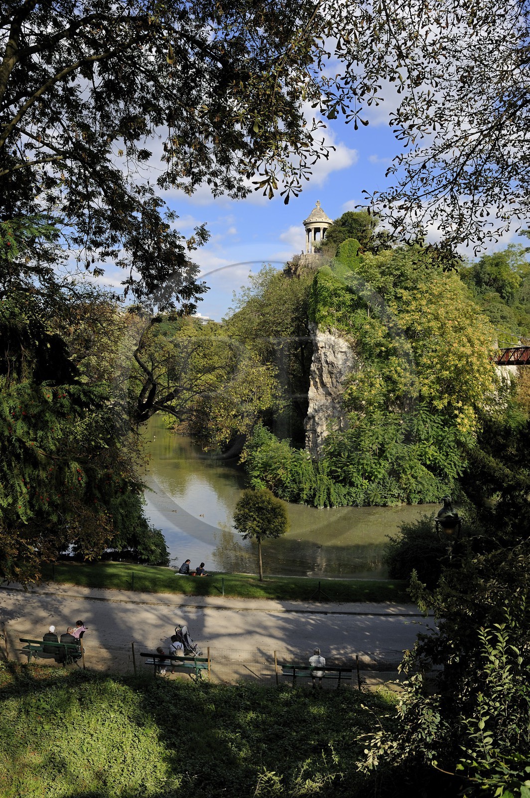France, Paris (75), parc des Buttes Chaumont, l'île du parc surmontée du temple de la Sibylle construit en 1869 par l'architecte Gabriel Davioud