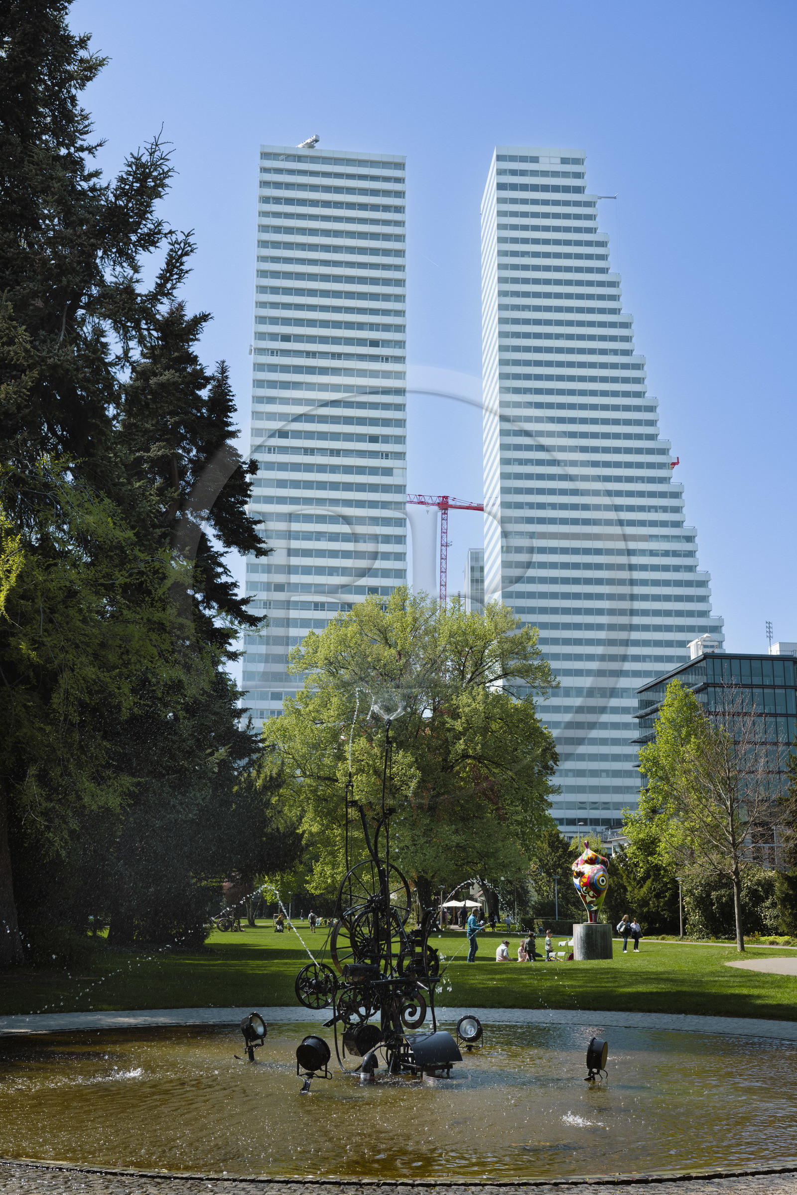 Suisse, Bâle, les Tours Roche vues depuis le musée Tinguely, les plus hautes de Suisse signées par les architectes Herzog et de Meuron