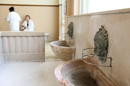 France, Vosges (88), Station thermale de Bains-les-Bains, une source dans les thermes