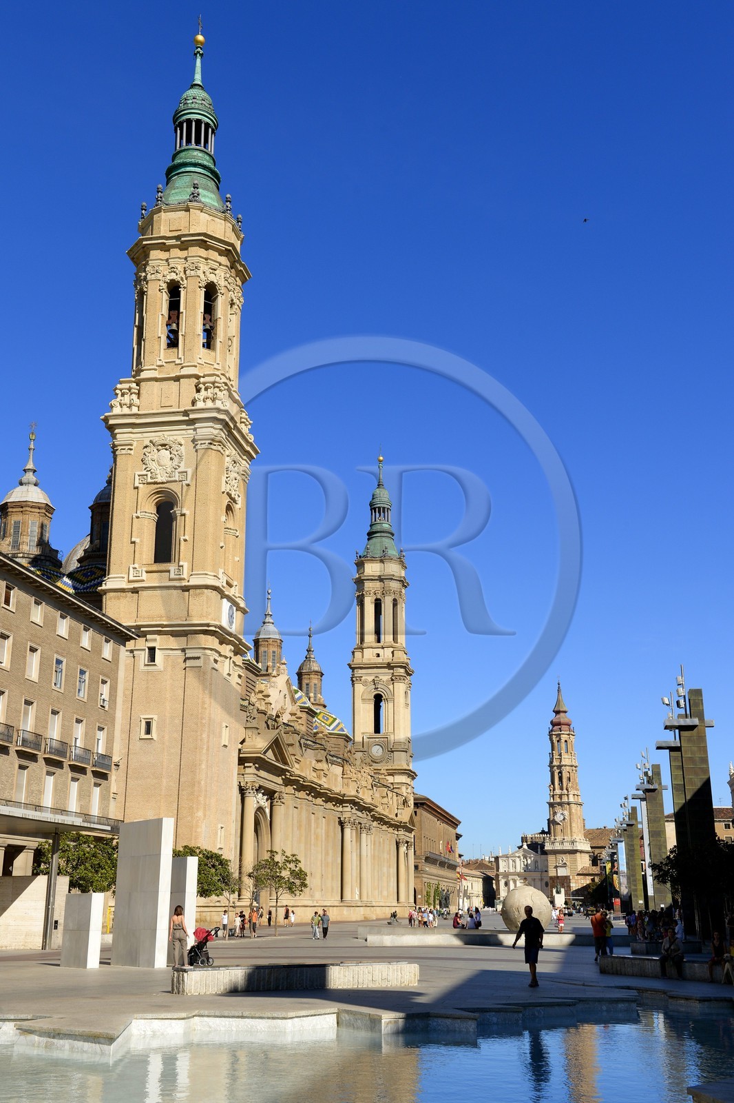 Spain, Aragon, Zaragoza, Plaza del Pilar, Basilica del Pilar (Our Lady of Pilar) and La Seo, San Salvador Cathedral in the background