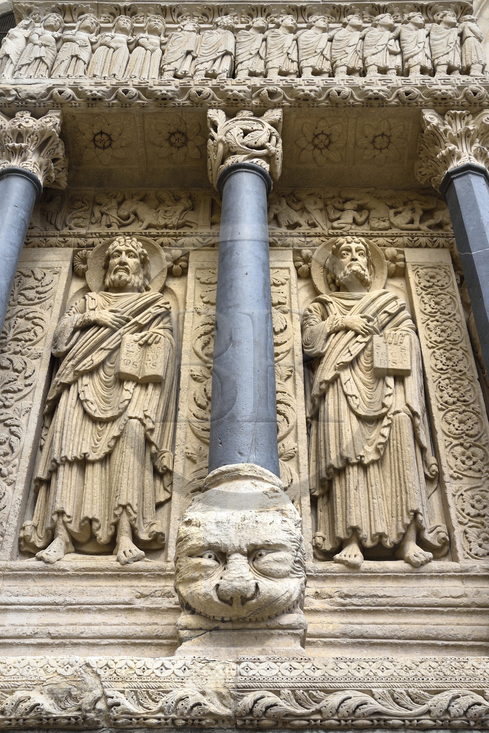 France, Bouches-du-Rhône (13), Arles, place de la République, l'église Saint-Trophime du XIIe-XVe siècle, classée Patrimoine Mondial de l'UNESCO, détail du portail