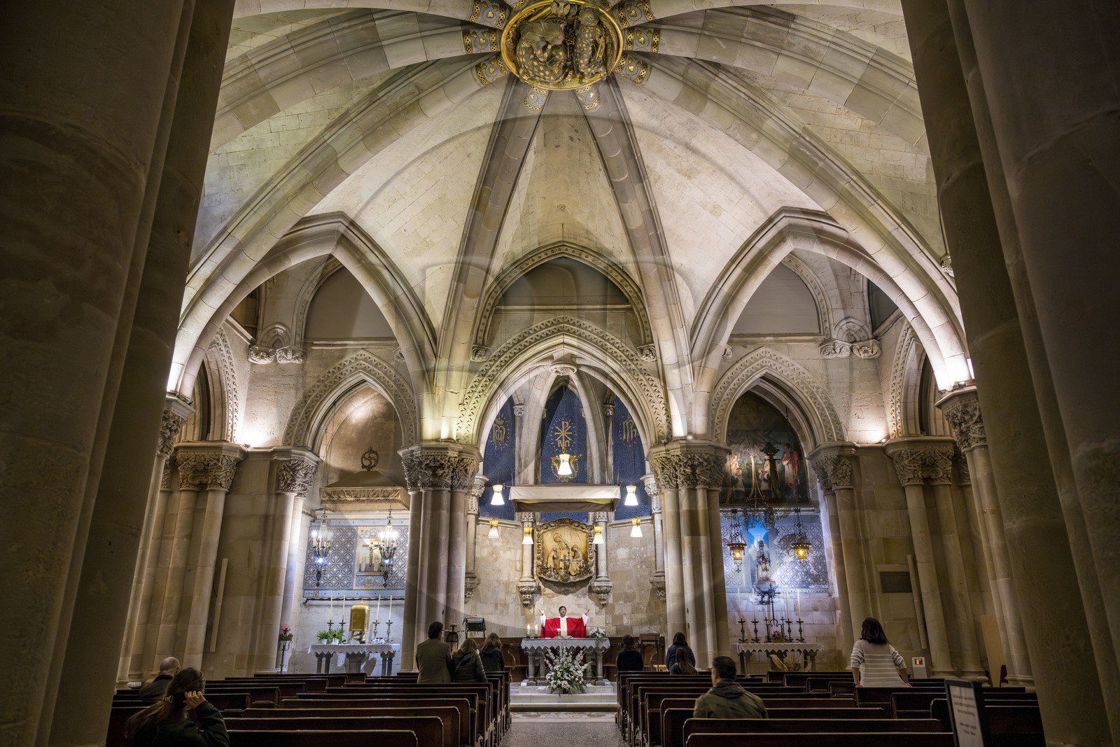 Espagne, Catalogne, Barcelone, quartier de l'Eixample, basilique de la Sagrada Familia de l'architecte du modernisme catalan Antoni Gaudi classée Patrimoine Mondial de l'UNESCO, la crypte du temple de style néo-gothique sert d’église paroissiale, le prêtre Joby Sebastian Kappiparambil célèbre la messe