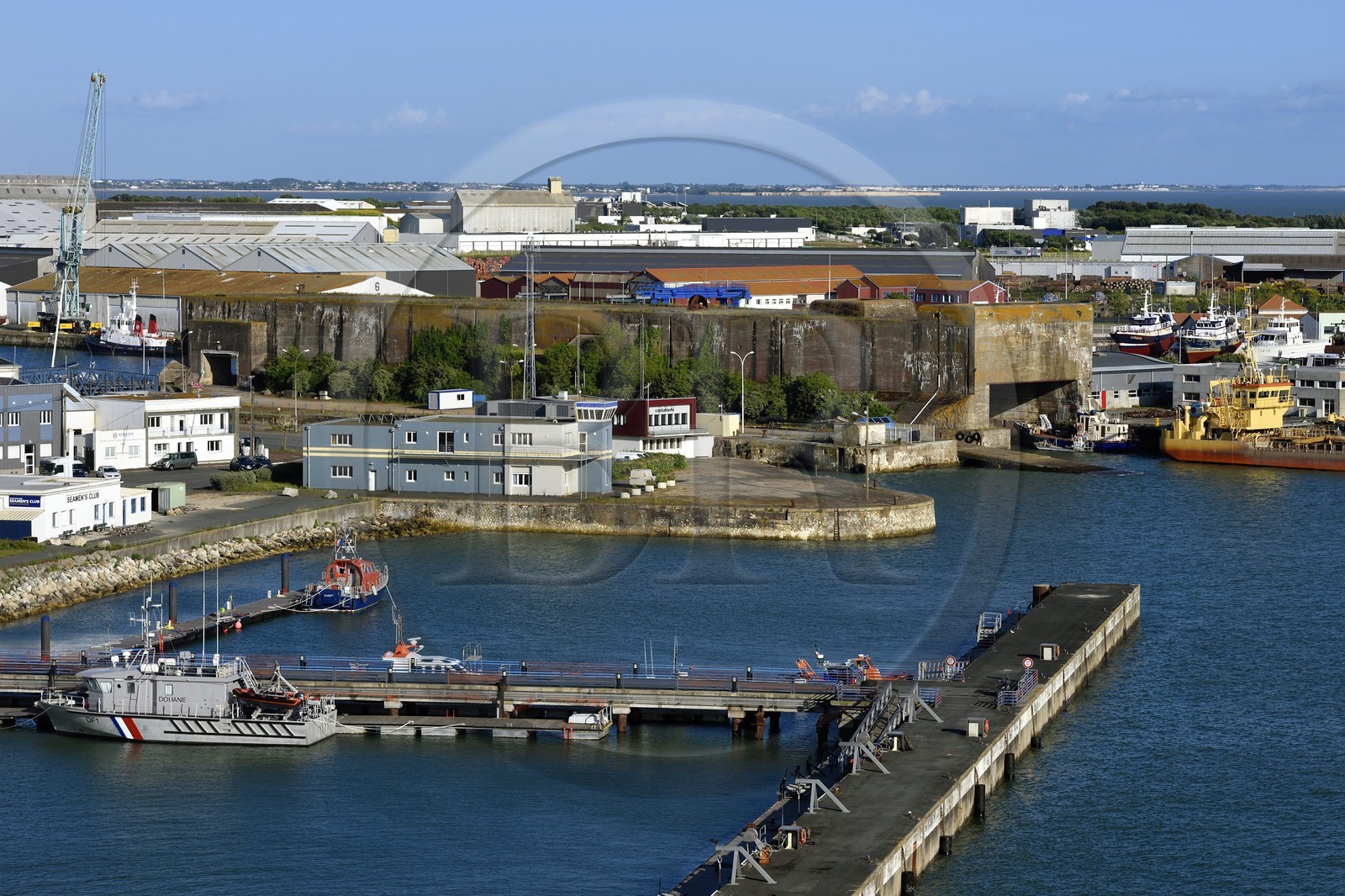 France, Charente-Maritime (17), La Rochelle, le Port Atlantique La Rochelle, port de commerce, les anciennes bases sous-marines vestige de la Seconde Guerre mondiale dans le bassin à Flot