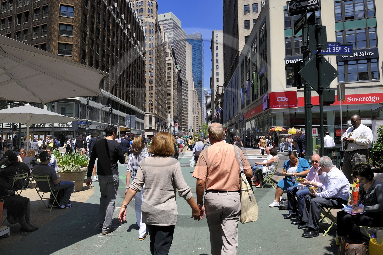 Etats-Unis, New York, Manhattan, Midtown, couple d'amoureux remontant la partie piétonne de Broadway