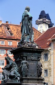 Autriche, Styrie, Graz, centre historique classé Patrimoine Mondial de l'UNESCO, la place centrale (Hauptplaz), statue de l'archiduc Jean et la Tour de l'Horloge