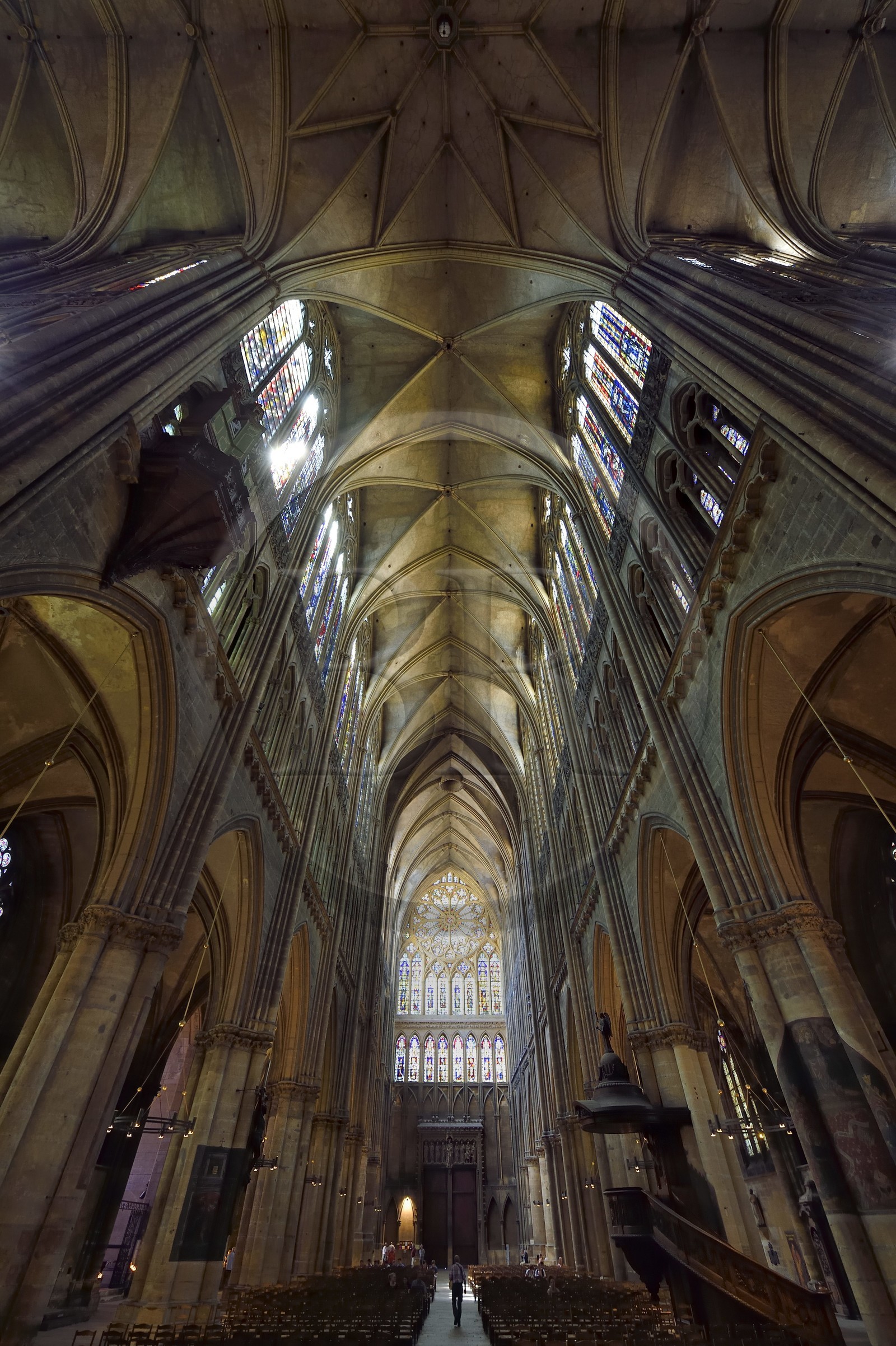 France, Moselle (57), Metz, la cathédrale Saint-Etienne, la nef et les vitraux du XIVeme siècle de Hermann de Münster sur la facade occidentale dont la grande rosace