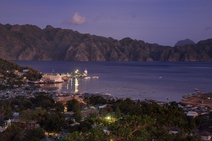 Philippines, Calamian Islands dans le nord de Palawan, Busuanga Island, ville de Coron et Coron Island Natural Biotic Area en arrière plan
