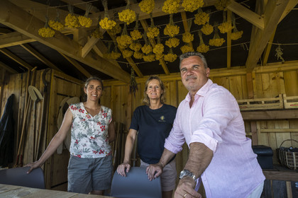 France, Charente-Maritime (17), Ile d'Oléron, Saint-Georges-d'Oléron, l’ingénieur agronome Ethel Gauthier à gauche avec Anne-Cécile et Christophe Amigorena les créateurs du Gin Melifera sous des immortelles des dunes (helichrysum stoechas) qui sechent